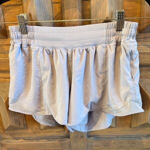 Lululemon Hotty Hot High-Rise Lined
Short 4", size 6